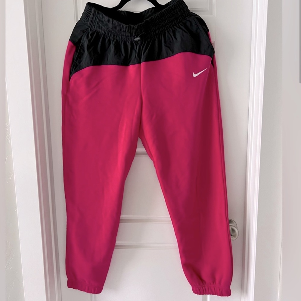 NWT Woman’s Nike Sweatpants joggers - hot pink